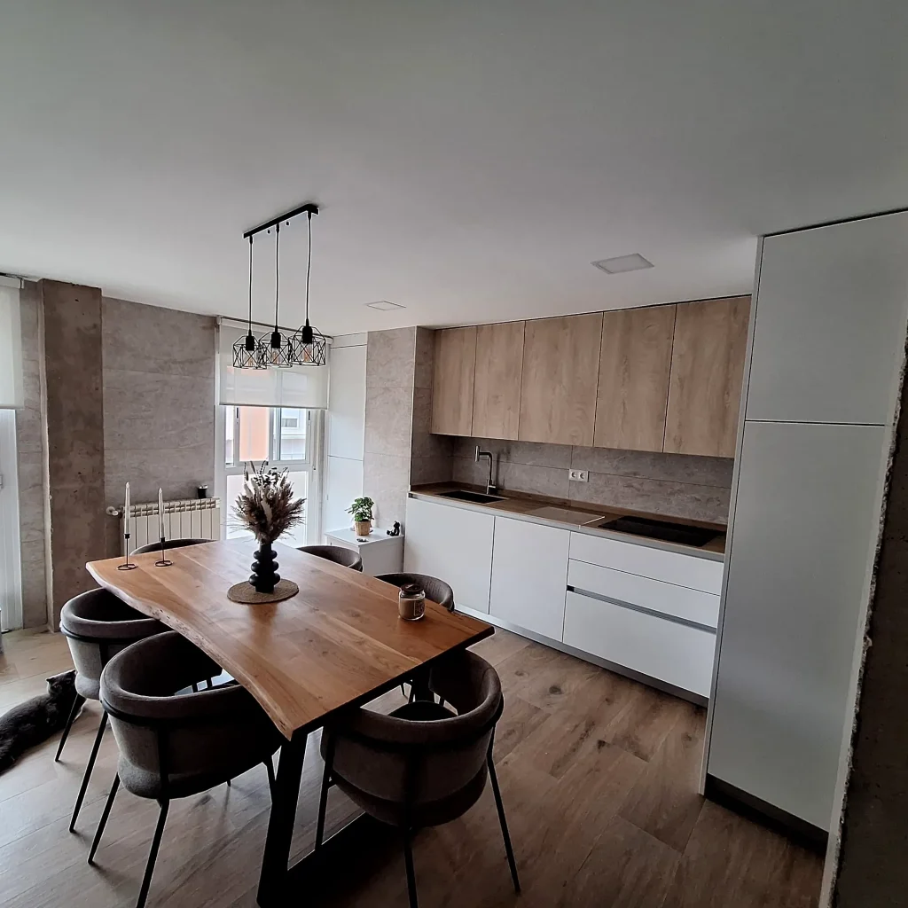 Cocina abierta al comedor con muebles altos de madera y muebles bajos blancos, en Arroyomolinos