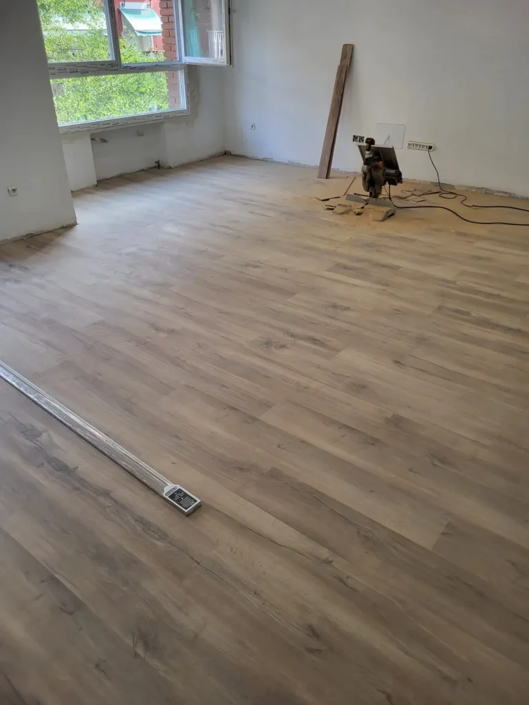 Colocación de suelo laminado en la obra de la calle Delicias