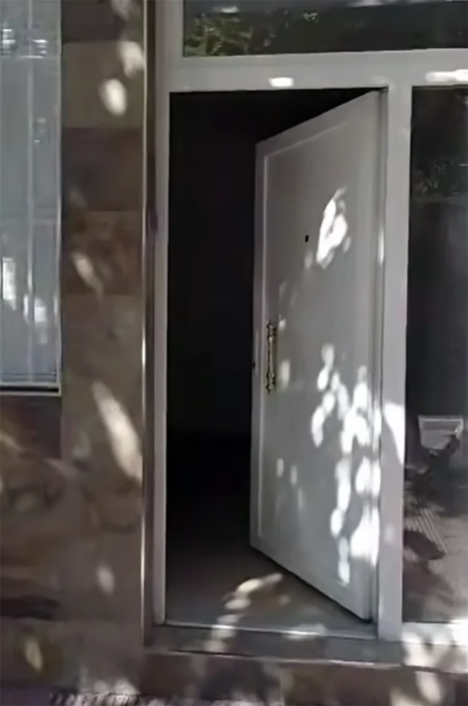 Entrada a la vivienda resultante del cambio de uso de un local en la avenida Cerro Prieto (Móstoles)