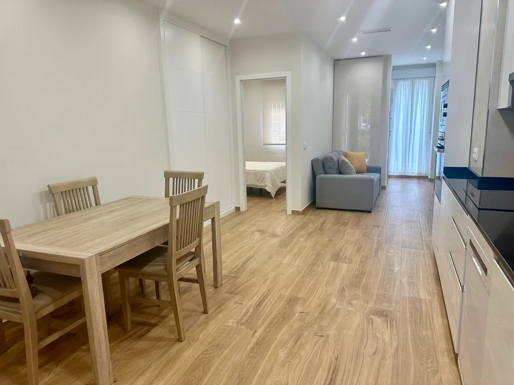 Salón comedor de una de las cuatro viviendas creadas a partir de un local en la calle Azorín, Móstoles
